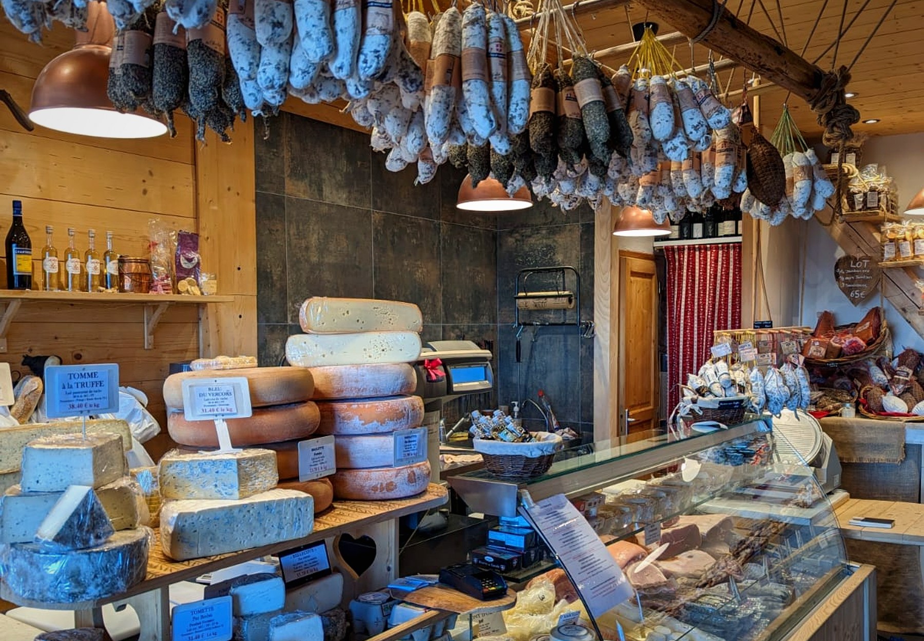 Intérieur de la boutique, fromages et saucissons suspendus